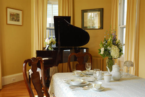 The Spring Seasons Inn نيوبورت المظهر الخارجي الصورة